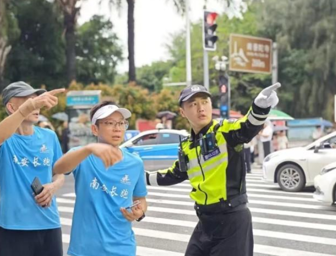 福建交警暑期护航旅游 科技人文双驱守护八方游客
